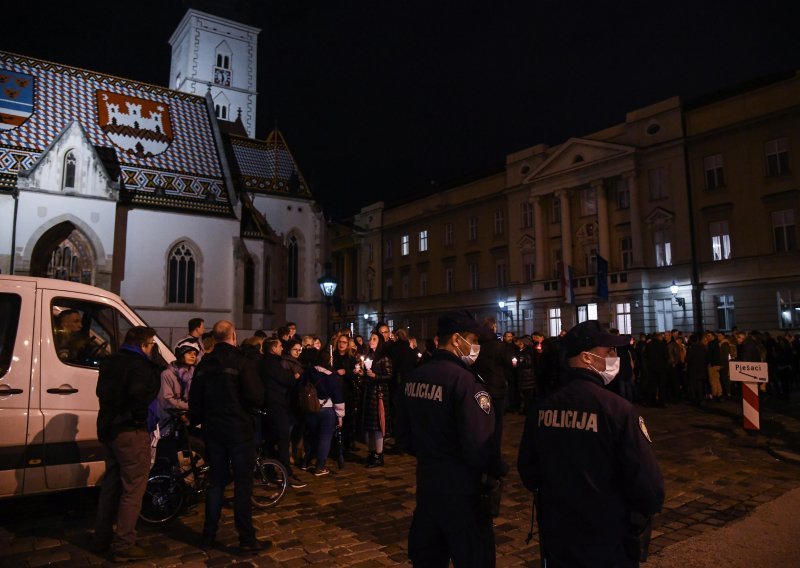 [VIDEO/FOTO] Tristotinjak građana 'spontano se okupilo' na Markovom trgu, tvrde da svjetlom tjeraju 'mrak covid potvrda i cijepljenja'