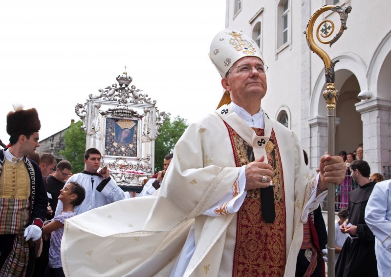 Biskupi i župnici na misama vodili kampanju 'za'