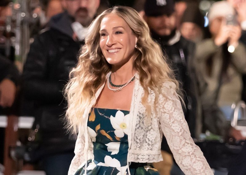 Sarah Jessica Parker na novoj naslovnici Voguea izgleda spektakularno, a svim kritičarima poručuje: 'Znam kako izgledam. Što da napravim? Prestanem starjeti?'