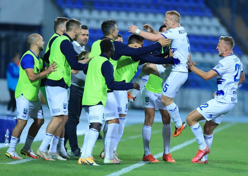 Nenad Bjelica u novim problemima. Osijek bi na velikom derbiju protiv Dinama na Maksimiru mogao nastupiti bez ponajboljeg igrača!