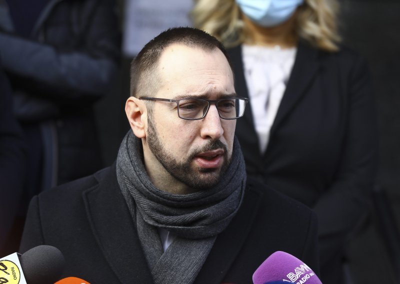 Tomašević najavio početak cijepljenja po kvartovima, pojasnio  zašto ukida mjeru roditelj odgojitelj i naglasio da u idućoj godini nema ukidanja besplatnih udžbenika