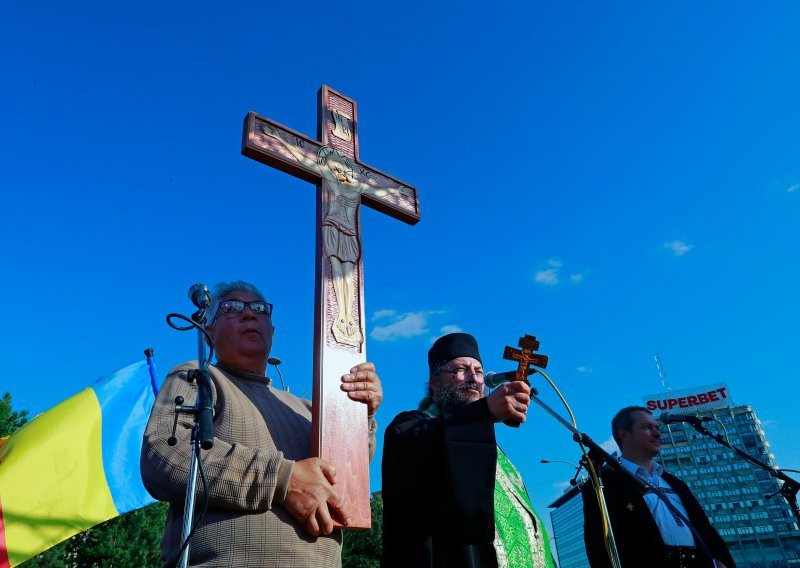 Neki pacijenti jedva dišu, ali kažu da covid ne postoji. Liječnica: 'Borimo se svaki dan da se ljudi cijepe, a onda dođe pop i kaže - nemojte'