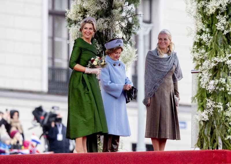 Kraljica Maxima u svojoj najdražoj boji zasjenila norvešku kraljicu i princezu Mette-Marit