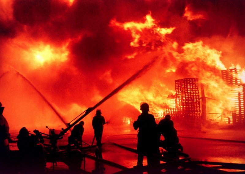 U požaru u Bjelovaru izgorjela dva automobila i dvorišne zgrade