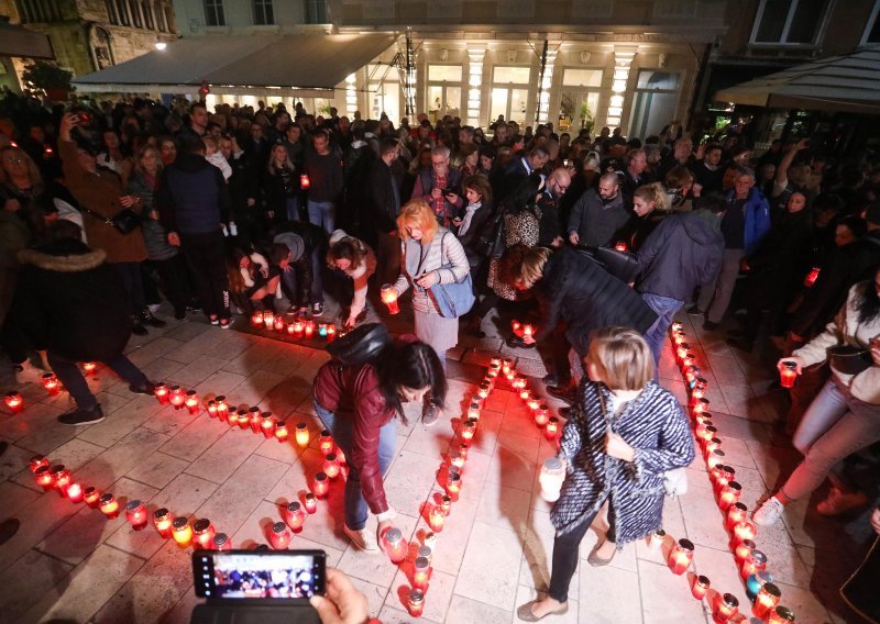 [FOTO/VIDEO] Prosvjed u Splitu: 'Neka nam dokažu postojanje tog virusa', 'Crkva nas je ostavila'. Dižu se i bajkeri