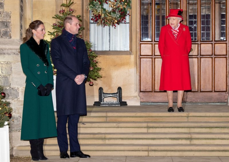 I na ovom će se božićnom ručku kraljica pridržavati bizarne tradicije, a ona neće zaobići ni Kate i Williama