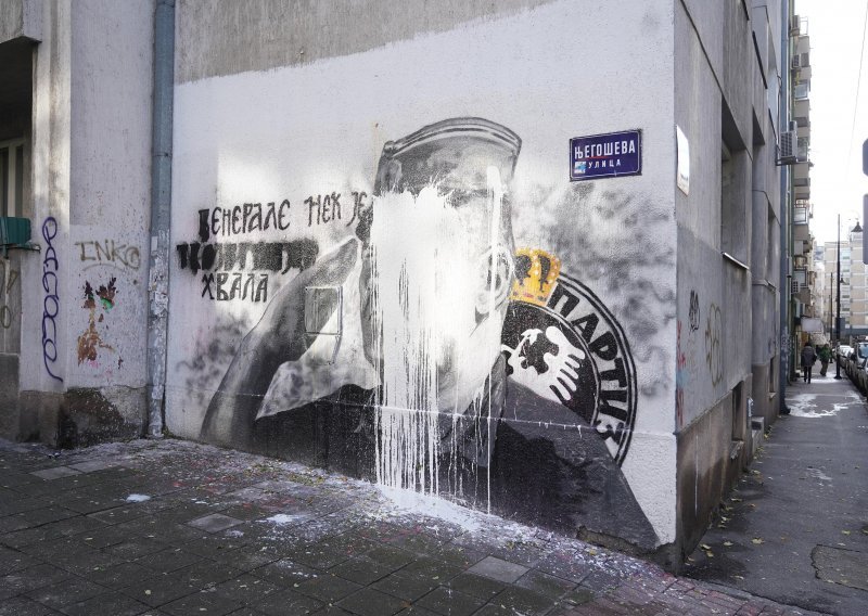 [FOTO/VIDEO] Mural Ratku Mladiću koji je čuvala policija uništen vapnom, autori se ekspresno vratili kako bi ga restaurirali