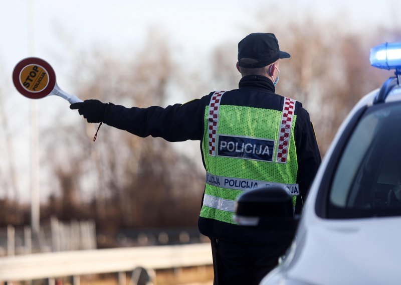 Muškarac šetao po autocesti A3, a kad ga je policija sustigla, ugrizao je policajku za ruku