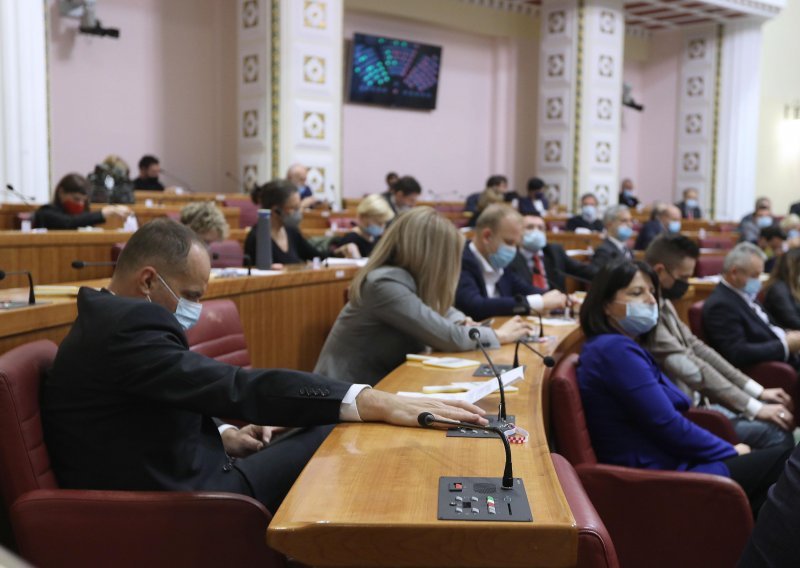 Orešković: Građani uslijed nagomilanih životnih problema osjećaju tjeskobu slušajući konferencije za novinare premijera, predsjednika Republike i Sabora