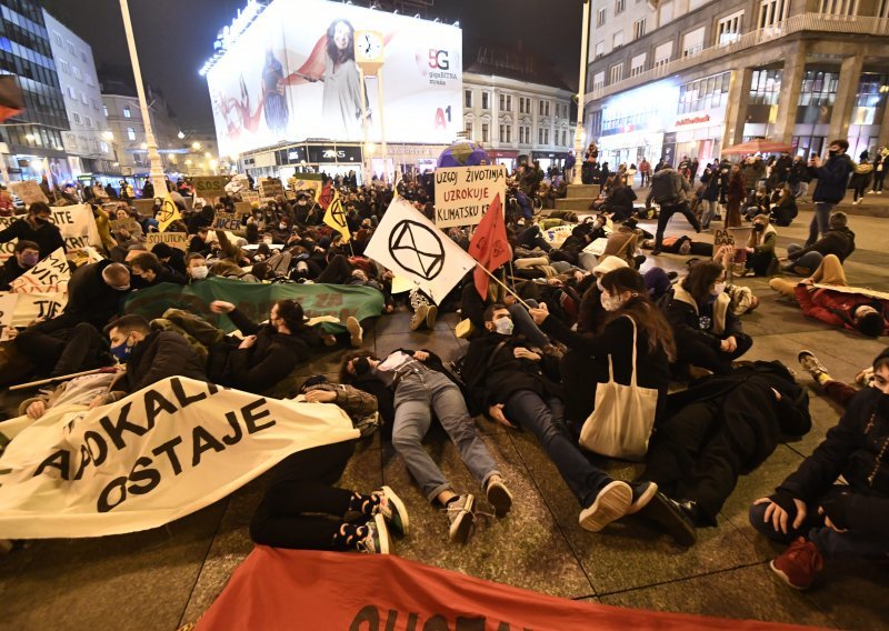 [FOTO/VIDEO] 'Klimatski marš za opstanak' u Zagrebu: Imamo tri zahtjeva. Krajnje je vrijeme da Vlada počne djelovati