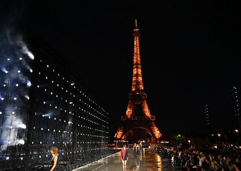 'Sretan rođendan': Eiffelov toranj odao počast UNESCO-u