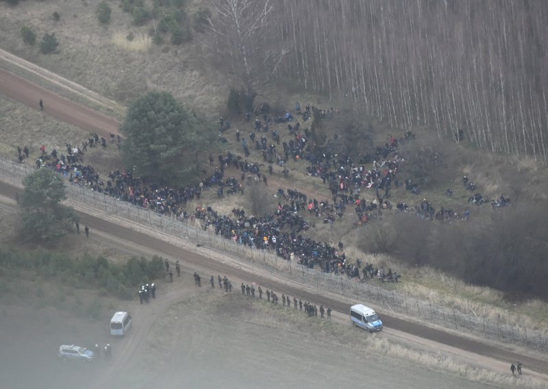 Poljska tvrdi da Bjelorusija oprema migrante za prelazak granice: 'Dobivaju upute i suzavac'
