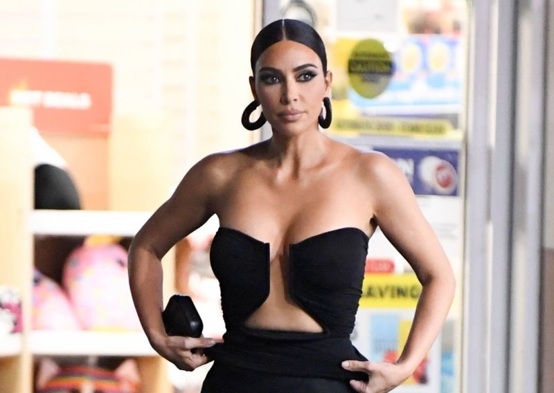Kim Kardashian se pohvalila skupocjenim božićnim poklonima; evo što je njoj, ali i njezinim sestrama i bratu kupila Kris Jenner