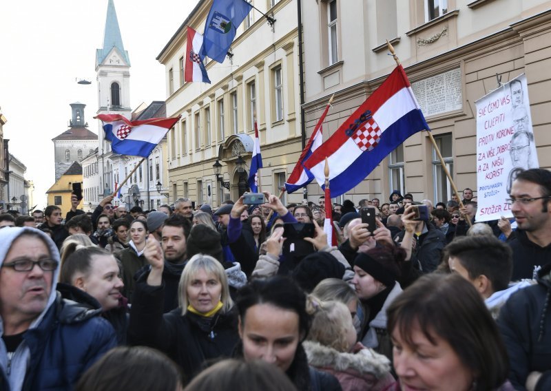 [VIDEO/FOTO] Na Markovom trgu više stotina ljudi tražilo ukidanje covid potvrda: 'Neki od nas će ovdje prenoćiti'