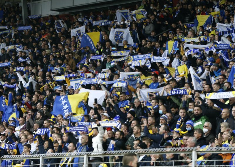 [FOTO] Zmajevi neće na Svjetsko prvenstvo. Primili su dva gola s igračem više i potpuno razočarali, nije im pomogao ni obranjeni penal Šehića ni gol Dinamovca Menala