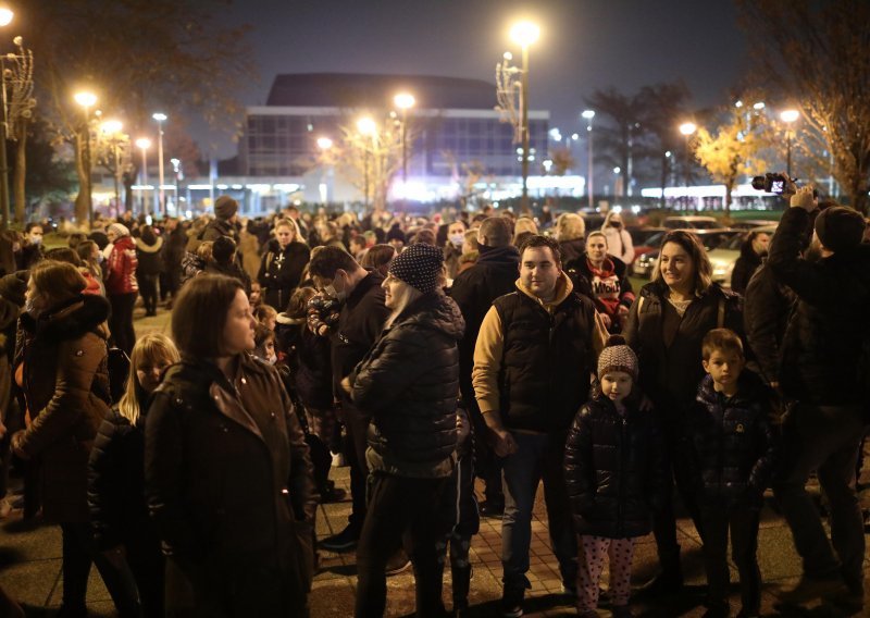 [VIDEO/FOTO] Roditelji odgojitelji prosvjedovali ispred Poglavarstva, dio poveo i djecu: 'Ne uzimajte nam kruh'