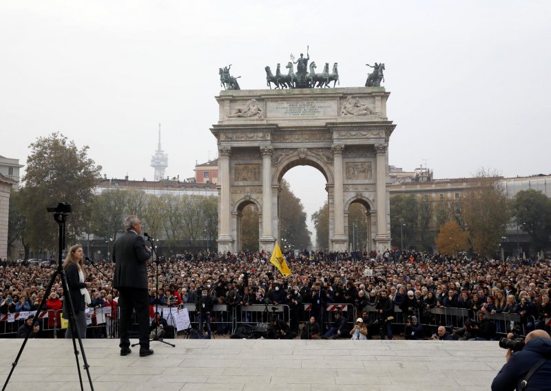 Tisuće Talijana izašli na ulice u prosvjed protiv covid potvrda, u Milanu im se obratio Kennedyjev nećak