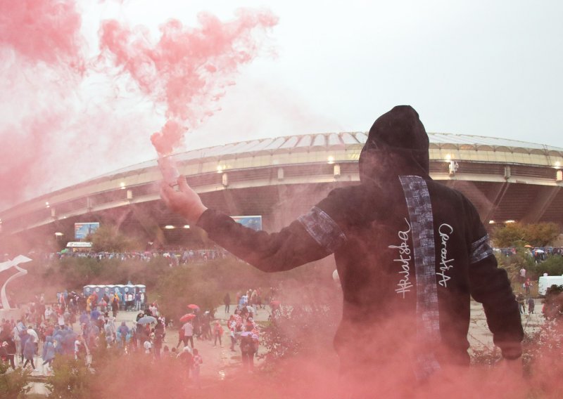 [VIDEO/FOTO] Split gori! Deset tisuća pokislih i grlatih navijača u najvećem korteu u hrvatskoj povijesti stiglo je na Poljud! Odbrojavamo minute do početka utakmice...