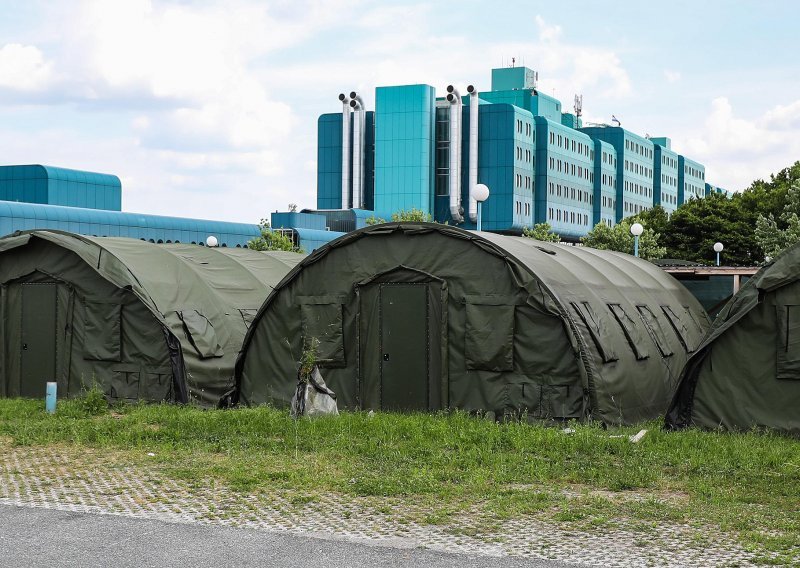 Vojska ponovno podiže šatore kod KB Dubrava