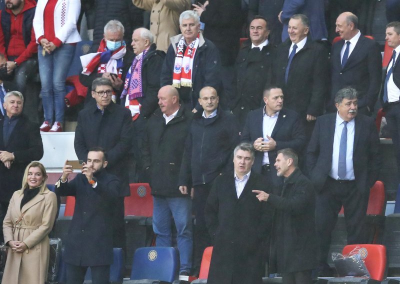 Predsjednik Milanović pratio utakmicu s Rusijom u društvu Zvonimira Bobana, ministri Brnjac i Aladrović na sigurnoj distanci