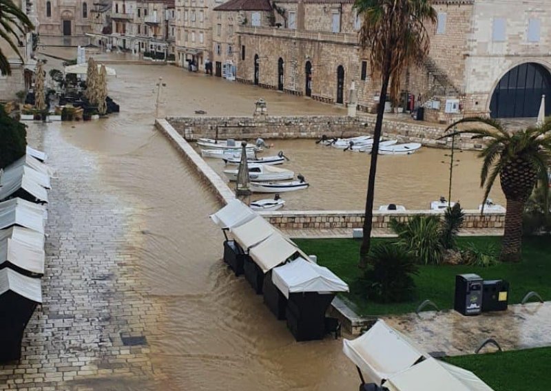 Ulice Hvara pod vodom zbog velike količine oborina