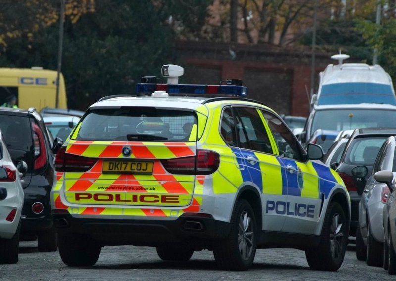 Užas u Liverpoolu: Pred bolnicom za ženske bolesti eksplodirao taksi, jedna osoba poginula