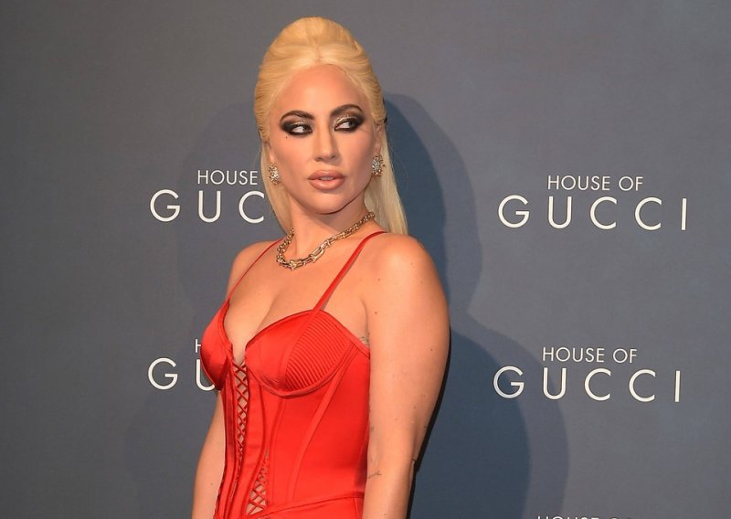 Poput prave filmske dive: Lady Gaga u pripijenoj crvenoj haljini ukrala pozornost u Milanu