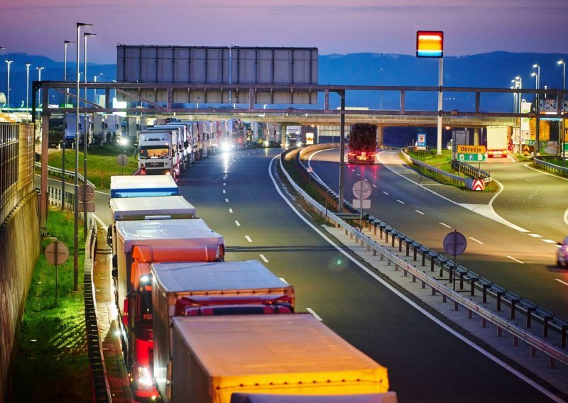 Uz slovenske autoceste parkiranje za kamione najviše do 25 sati