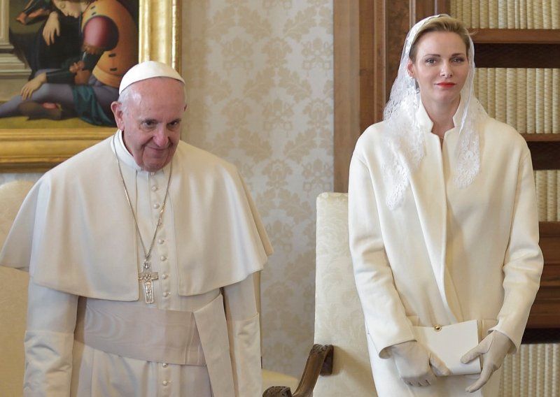 Evo zašto za posjet Papi žene u pravilu odijevaju crnu odjeću, a bijela boja rezervirana je samo za privilegirane