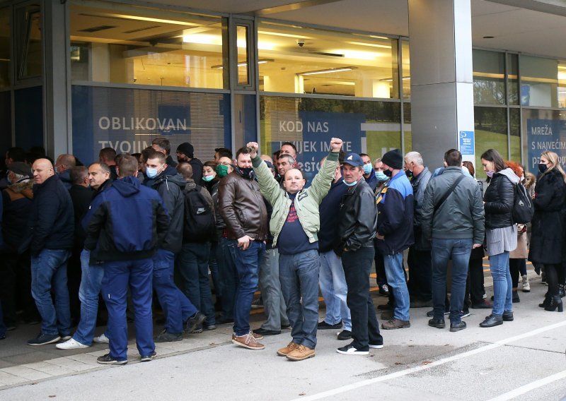 [VIDEO/FOTO] Ogroman red pred Zagrebačkim holdingom: Radnici čekaju na testiranje kako bi sutra mogli na posao