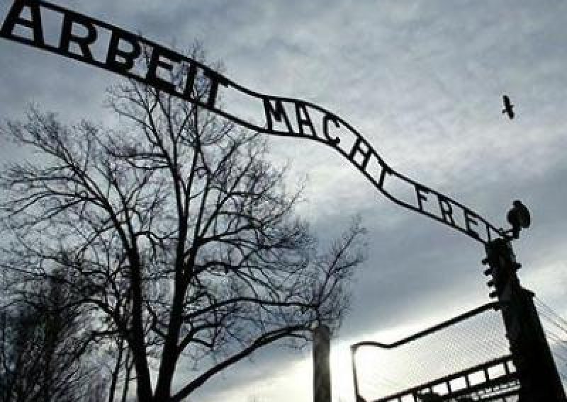 Švedski nacist upleten u krađu natpisa iz Auschwitza