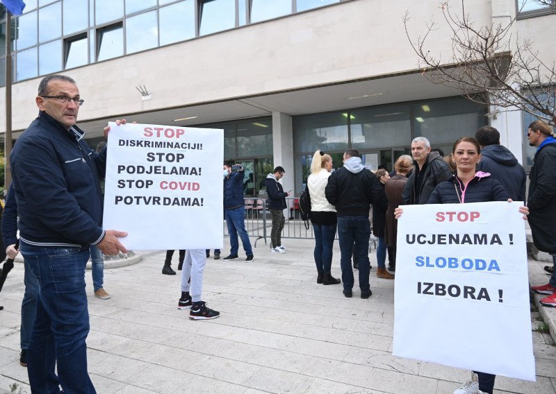 [VIDEO/FOTO] Prosvjedi pred zatvorom u Zagrebu i sudom u Splitu: Stop covid potvrdama!