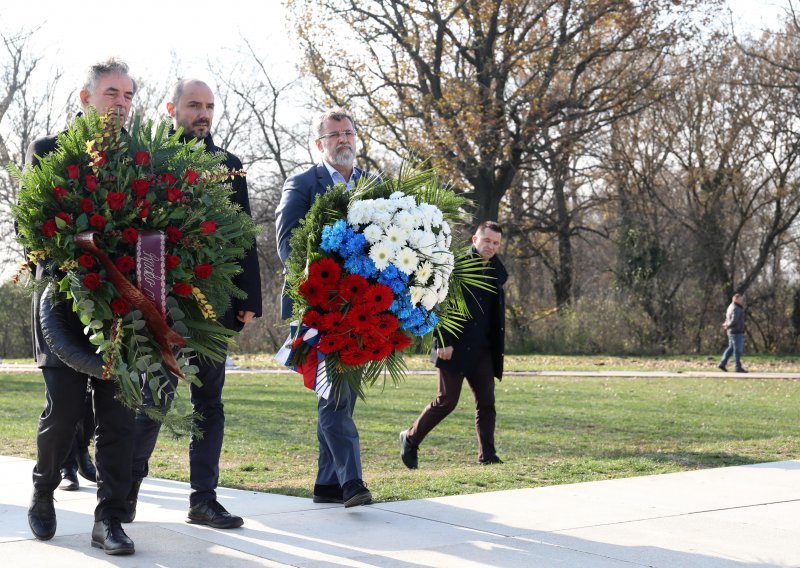 [FOTO] Pupovac položio vijence u Vukovaru: Moj san je da ovaj grad ne bude podijeljen