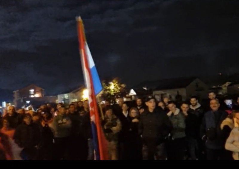 [VIDEO] Granični policajci u Trilju ne žele preuzeti smjenu zbog covid potvrda, podržali ih građani. Ovo nije izoliran slučaj