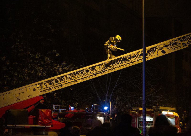 [FOTO] Požar u centru Zagreba: Vatrogasci spasili tri osobe iz plamtećeg stana u Martićevoj