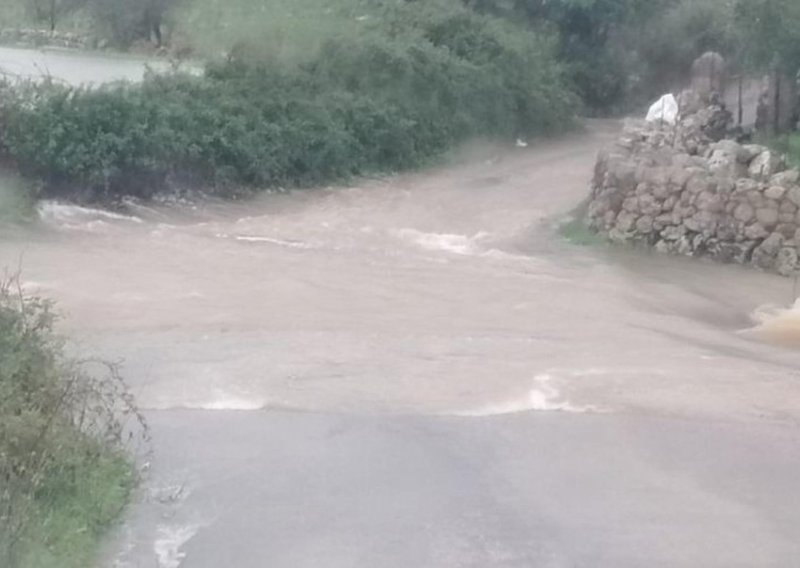 Sicilijom ponovno haraju snažne oluje; muškarac poginuo u tornadu