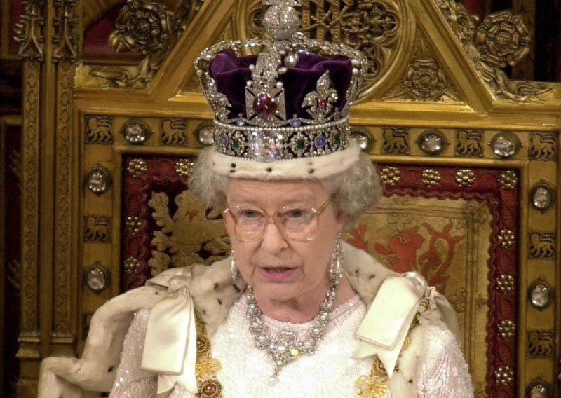 Može li biti veća? U dvorcu Windsor postavljena je jelka, a kraljica je potvrdila da će biti Božića u Sandringhamu