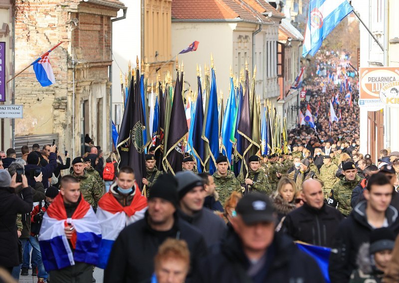 [VIDEO/FOTO] U koloni sjećanja deseci tisuća ljudi, državni vrh zajedno koračao prema memorijalnom groblju