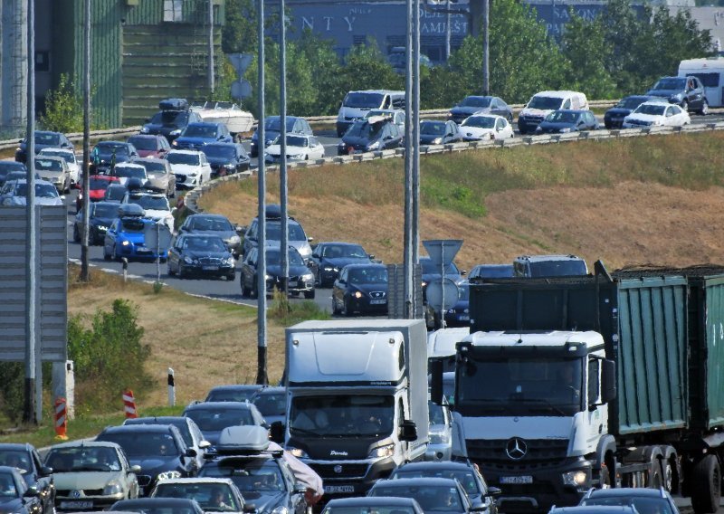 Vozač udario u portal s obavijesnim pločama na autocesti A1; promet prekinut, stvorila se kolona vozila