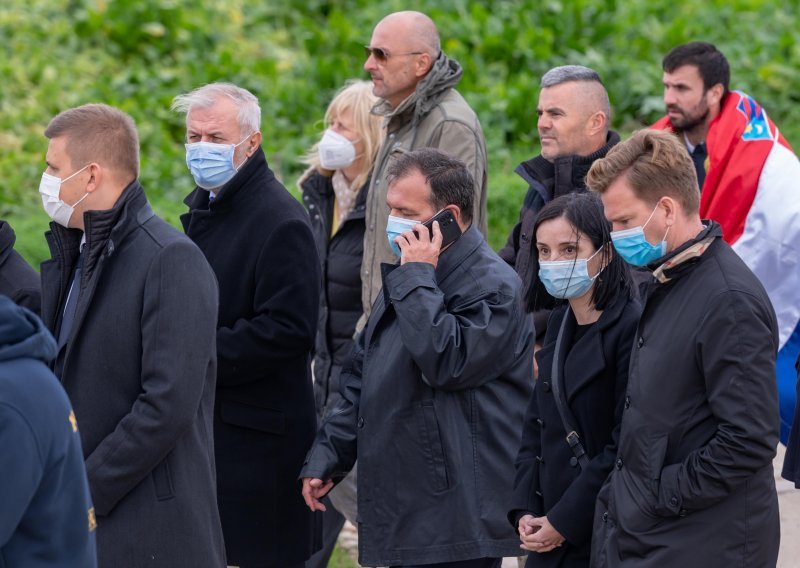 [VIDEO] Kolona sjećanja u Škabrnji; Butković poručio: Vrijeme brzo prolazi, ali rane ne zacjeljuju