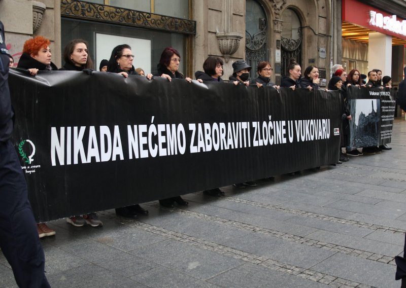 U Beogradu prosvjed u znak sjećanja na vukovarske žrtve, u Novom Sadu osvanuo grafit: Novosadski korpuse, stidi se