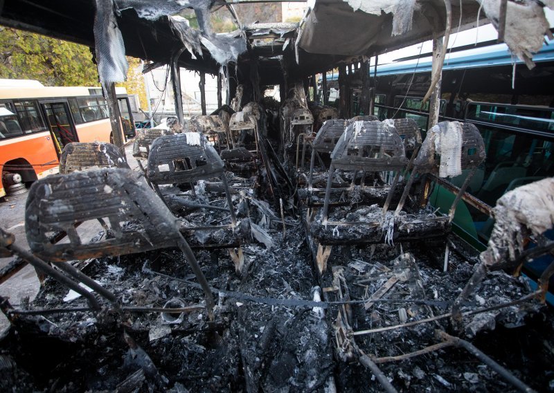 [FOTO] Izgorio autobus Autotroleja u tunelu Pećine, vozač u bolnici zbog udisanja dima