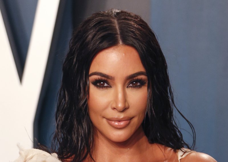 Kim Kardashian više nije sama: Ljubi 13 godina mlađeg komičara koji je zaveo brojne slavne ljepotice