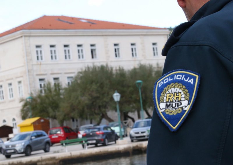 Pulska policija privela ženu; članovima Stožera i premijeru slala SMS poruke i prijetila im ubojstvom