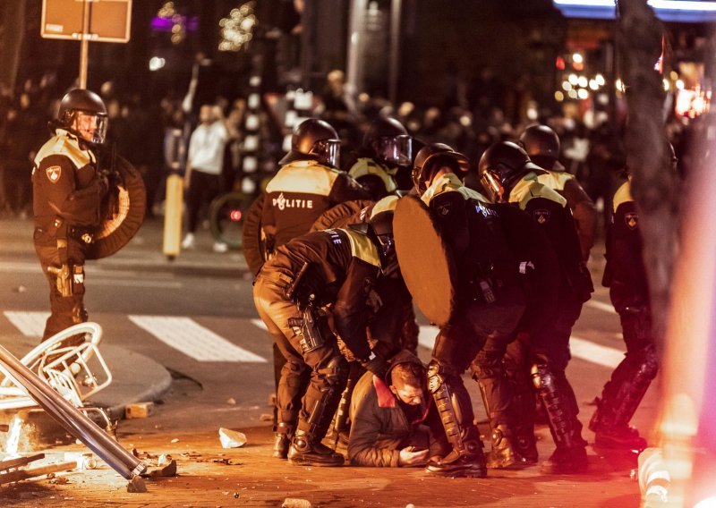 [VIDEO, FOTO] Nemiri u Nizozemskoj zbog novog lockdowna: Policija pucala na prosvjednike koji su bacali kamenje