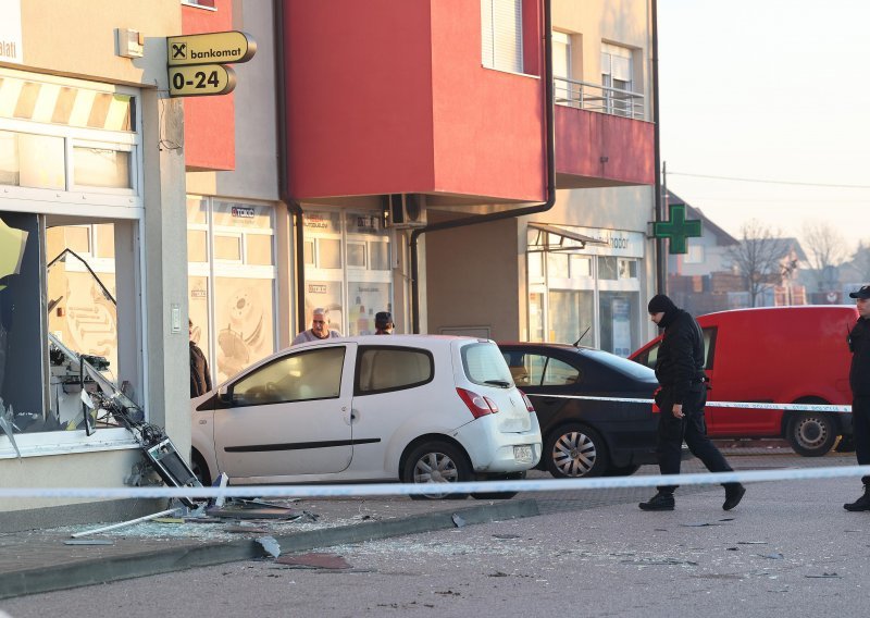 [VIDEO, FOTO] Stanovnike Klinča Sela probudila detonacija: Usred noći bankomat dignut u zrak