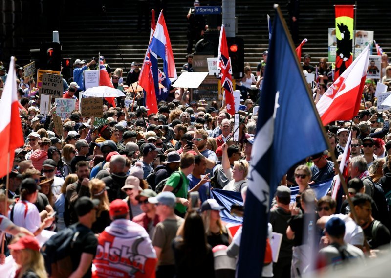 Tisuće prosvjednika protiv nametanja cijepljenja u Melbourneu, manje grupe izašle na ulicu i kako bi podržale mjere