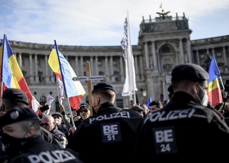 'Užarena' atmosfera u središtu Beča; okupilo se oko 35 tisuća prosvjednika protiv novih covid mjera