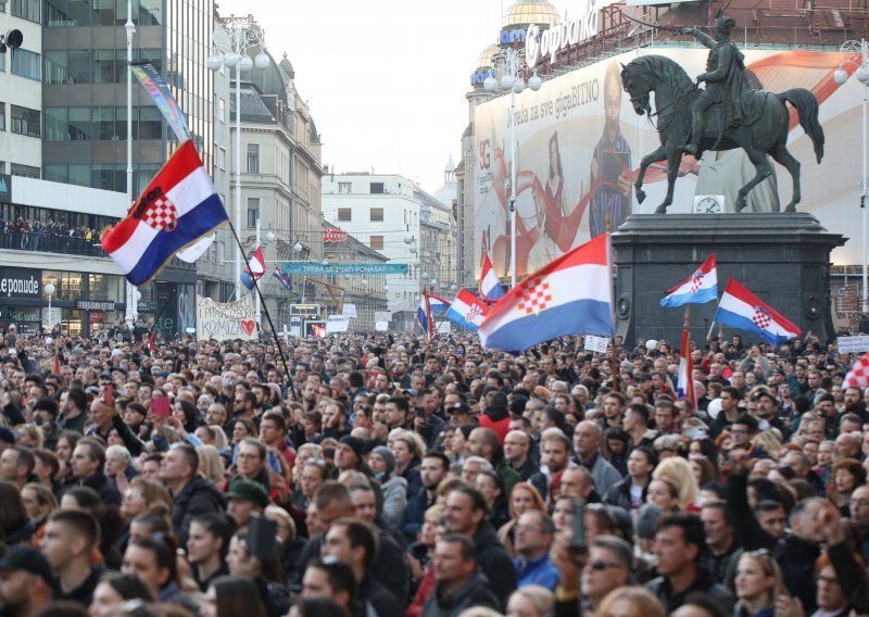 [FOTO] Prosvjed protiv covid potvrda: Miro Bulj pobrao ovacije, tisuće ljudi skandirale ime lijeka protiv parazita