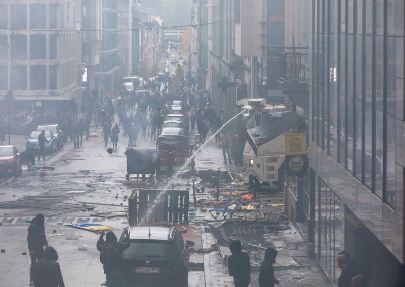 [VIDEO, FOTO] Sukob policije i prosvjednika protiv korona mjera u srcu Europe